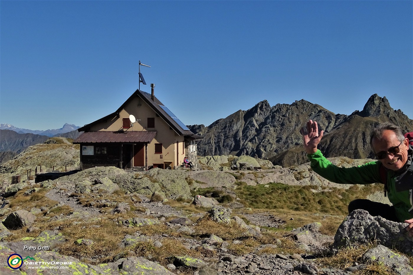 01 Al Rif. Benigni (2222 m) con vista verso il Valletto sopra la mia testa e a sx il Ponteranica occ e centr. .JPG